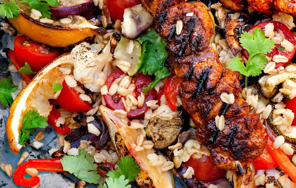 Tarwekiemsalade met Jamaicaanse Jerk en oven-gebakken groenten