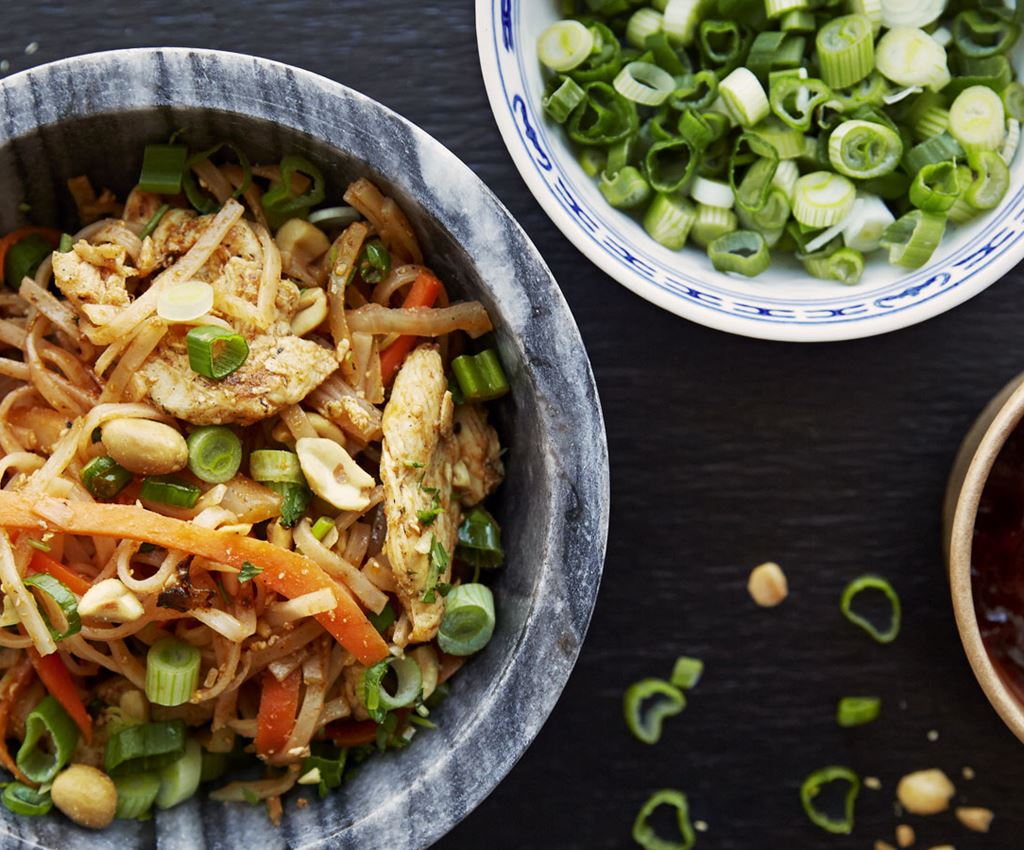 Pad Thai makaronai su vistiena ir daržovėmis dubenėliuose