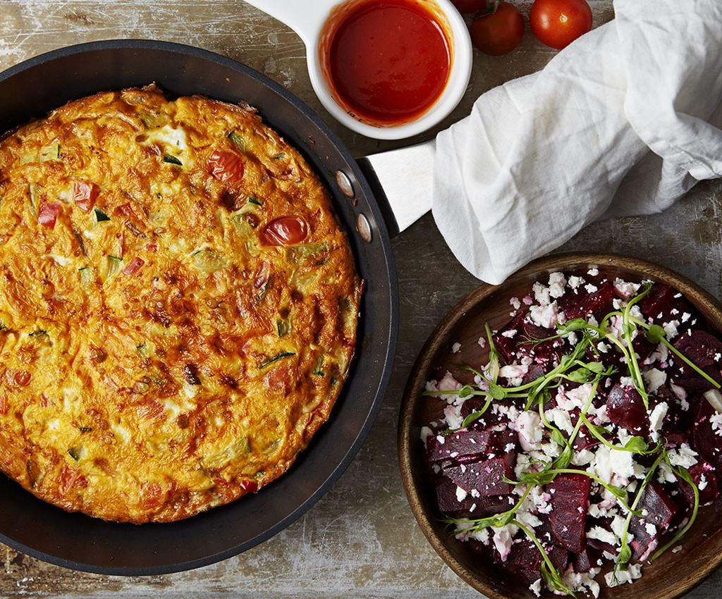 Vegetariska sriracha-frittata med rödbets- och fetaostsallad