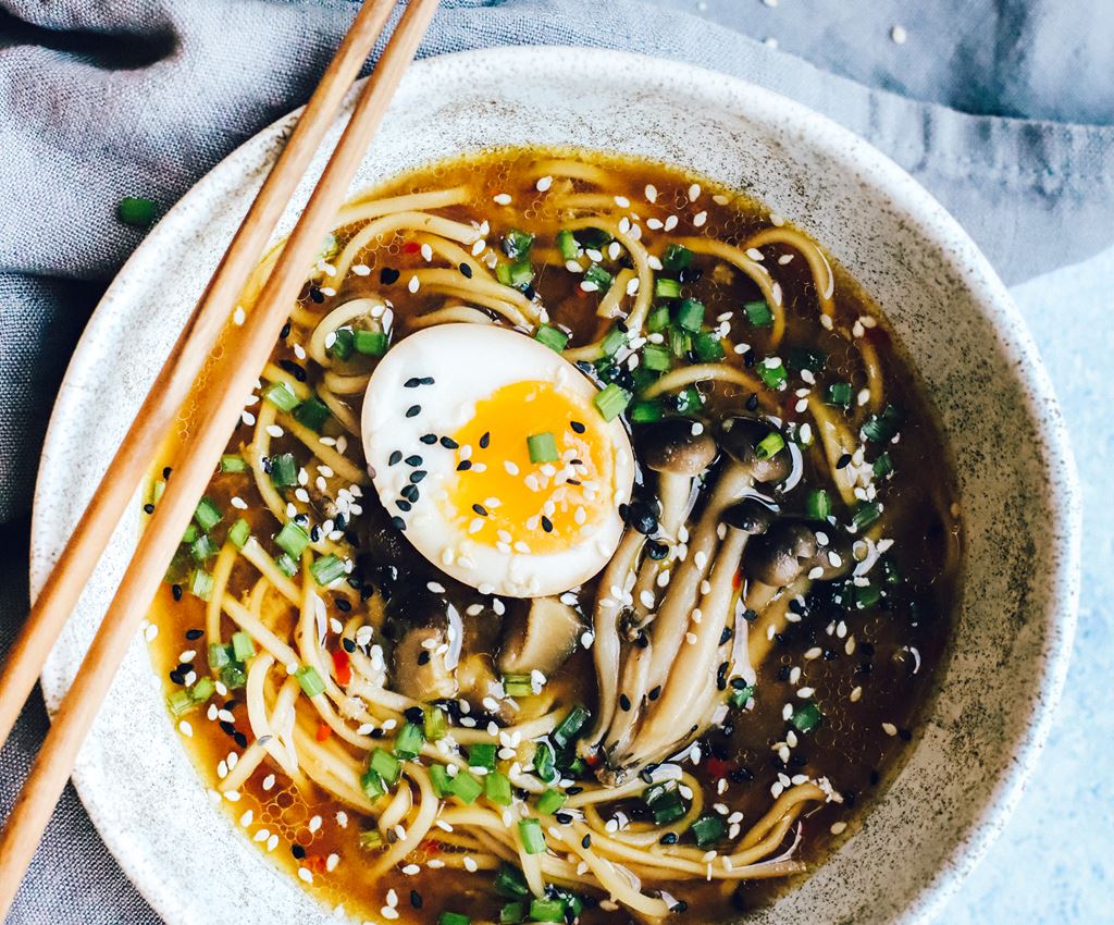 ramen bļodiņā uz galda