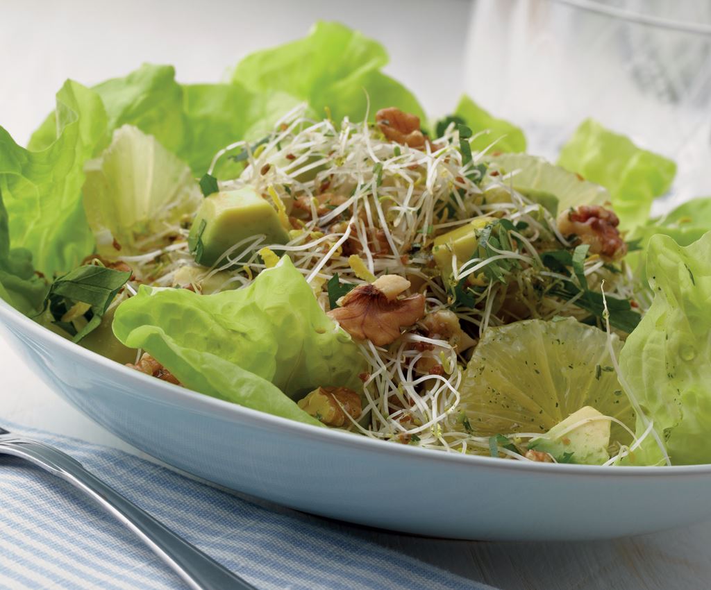 Citroen- en avocadosalade met walnoten