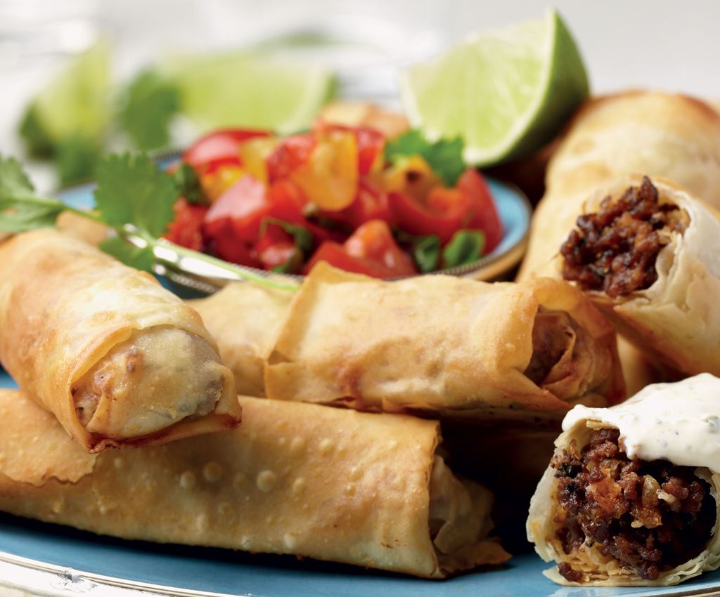 Roulades de pâte filo garnies de viande hachée, de fromage et d'épices